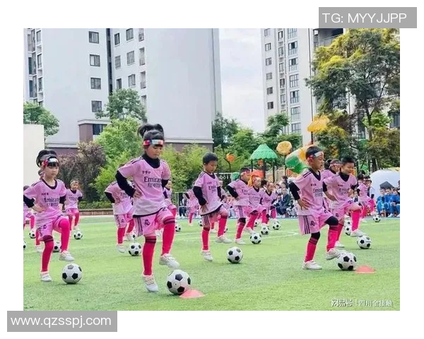 两个足球明星与孩子们一起舞动足球节奏展示亲子互动和运动魅力