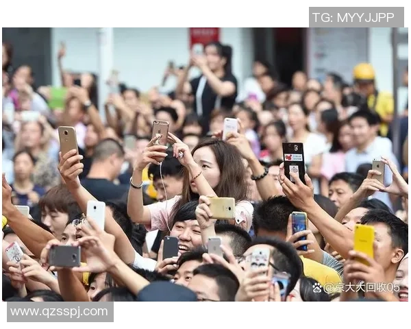 足球明星粉丝热情合影活动精彩瞬间展现球迷与偶像之间深厚情谊 足球明星粉丝热情合影活动精彩瞬间展现球迷与偶像之间深厚情谊